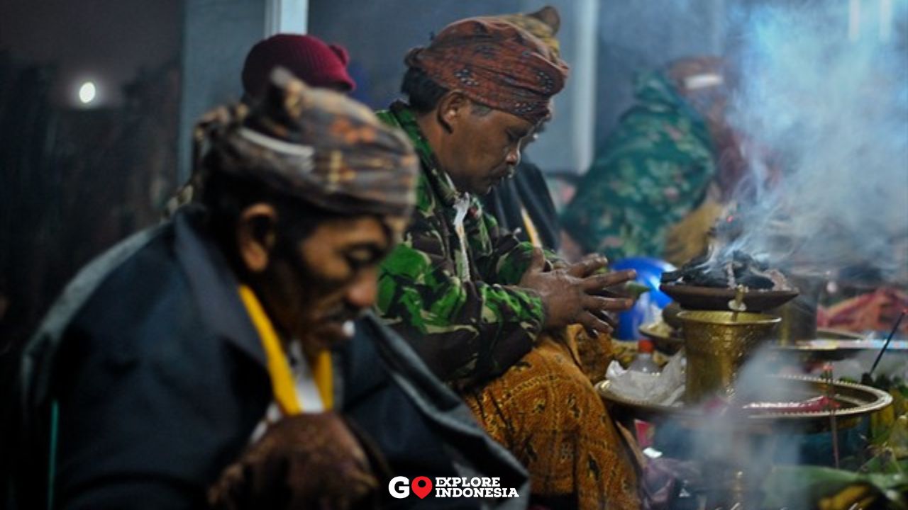 Dukun Tengger (Pandita/Rohaniawan Adat) Suku Tengger
