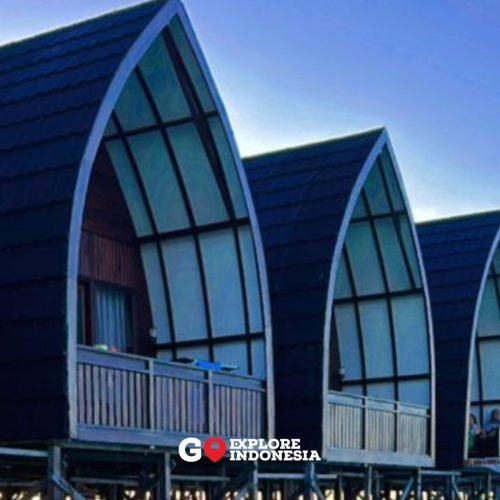Penginapan terapung Alfit Cottage di atas air laut jernih Pulau Derawan