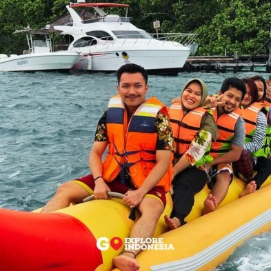 Banana Boat di Royal Island Resort Pulau Kelapa Kepulauan Seribu dengan aktivitas watersport seru di laut biru.