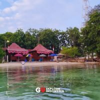 Cottage di Pulau Payung dengan suasana tropis yang nyaman, dikelilingi pepohonan hijau dan pemandangan laut indah Kepulauan Seribu.