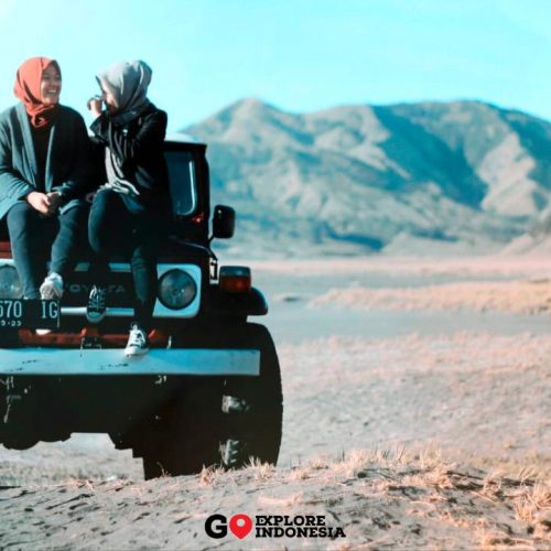 Jeep wisata melintasi lautan pasir Gunung Bromo saat matahari terbit