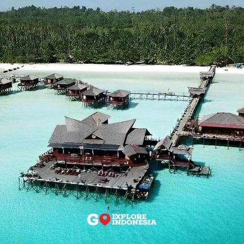 Resor mewah Maratua Paradise Resort dengan water villa terapung di atas laut bening