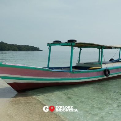 Perahu tradisional untuk disewa di Sepa Resort Island, Kepulauan Seribu, siap mengantar wisatawan menikmati keindahan laut dan pulau sekitar.