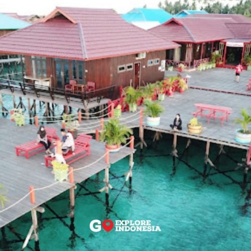 Deretan kamar panggung kayu Reza Cottage terapung di atas laut Pulau Derawan