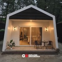 Tampak depan Batumera Resort Pulau Payung dengan arsitektur modern tropis dan suasana tepi pantai yang asri.
