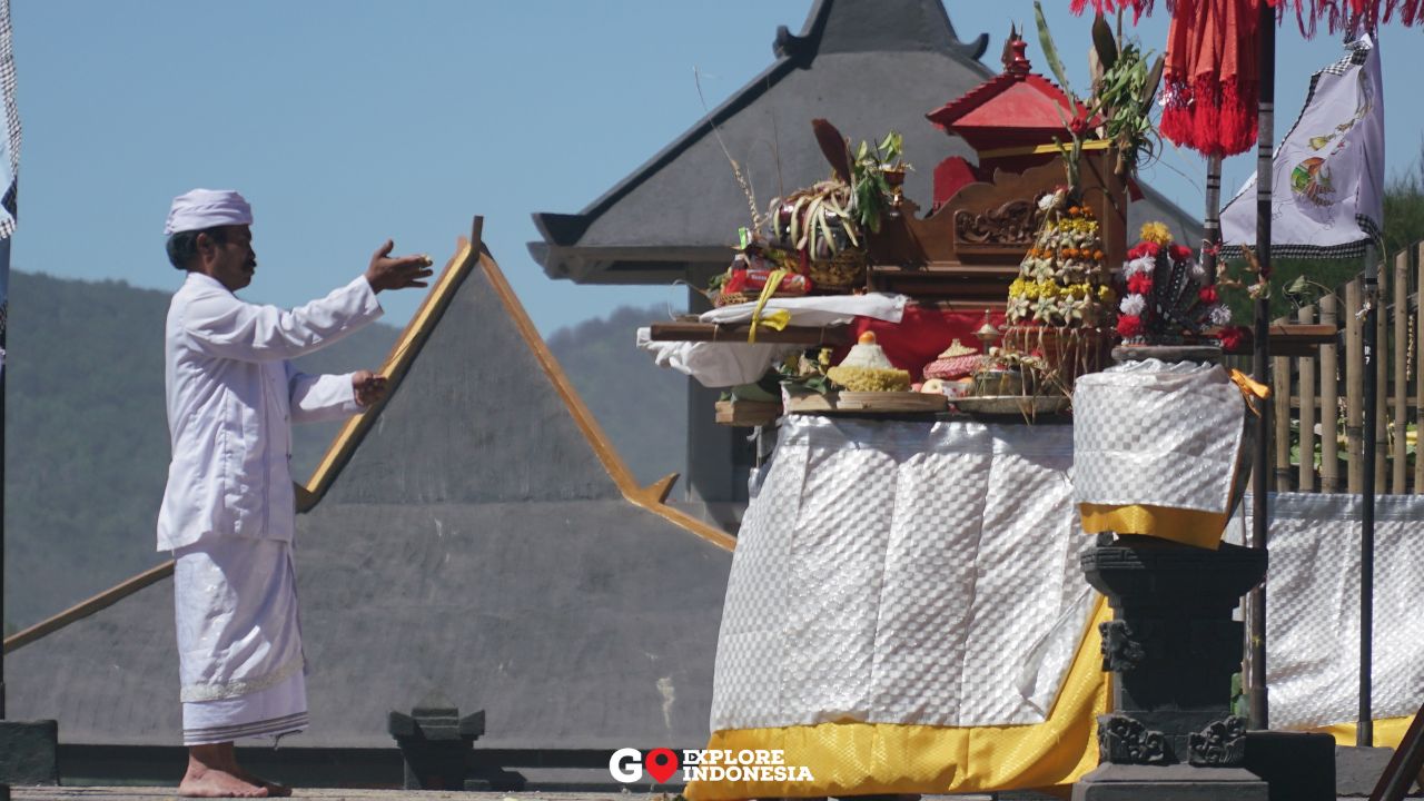 Prosesi dari penganut Hindu Tengger saat upacara Yadnya Kasada