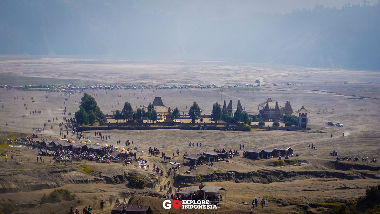 Wisatawan melihat Pura Luhur Poten di tengah lautan pasir Gunung Bromo