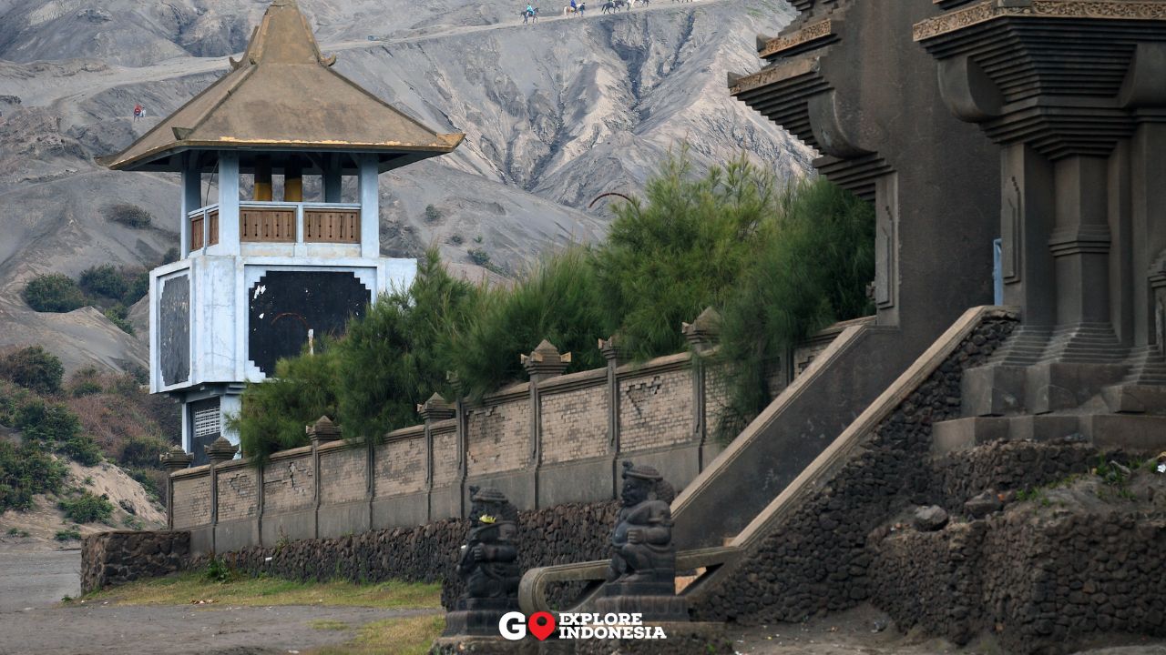 Pura Luhur Poten, tempat ibadah umat Hindu Tengger di kawasan Gunung Bromo.