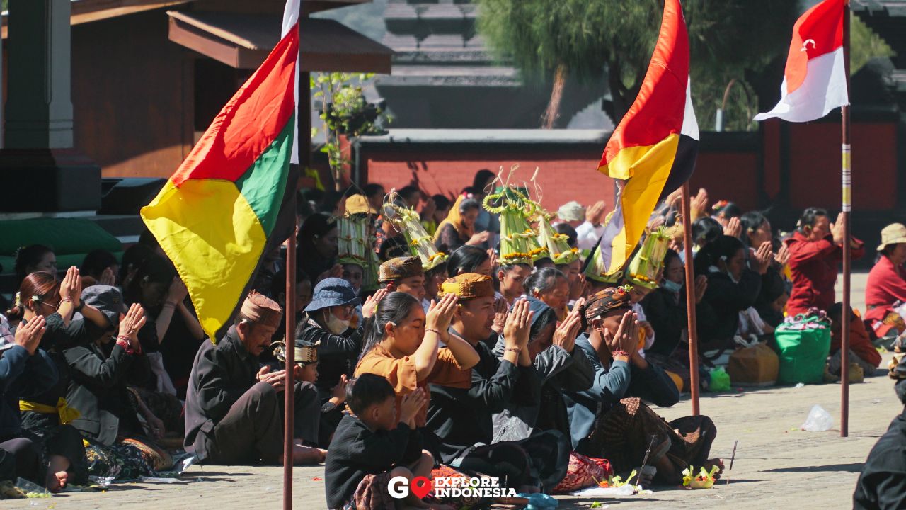 Umat Suku Tengger bersembahyang di Pura Luhur Poten saat upacara Kasada di Gunung Bromo.