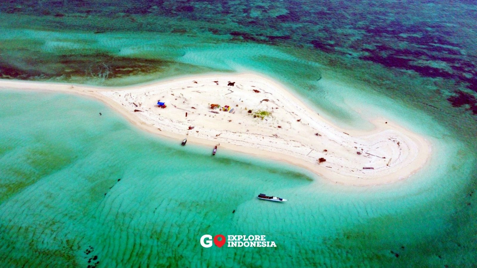 Hamparan pasir putih memanjang di Gusung Sanggalau Derawan dikelilingi air laut biru gradasi