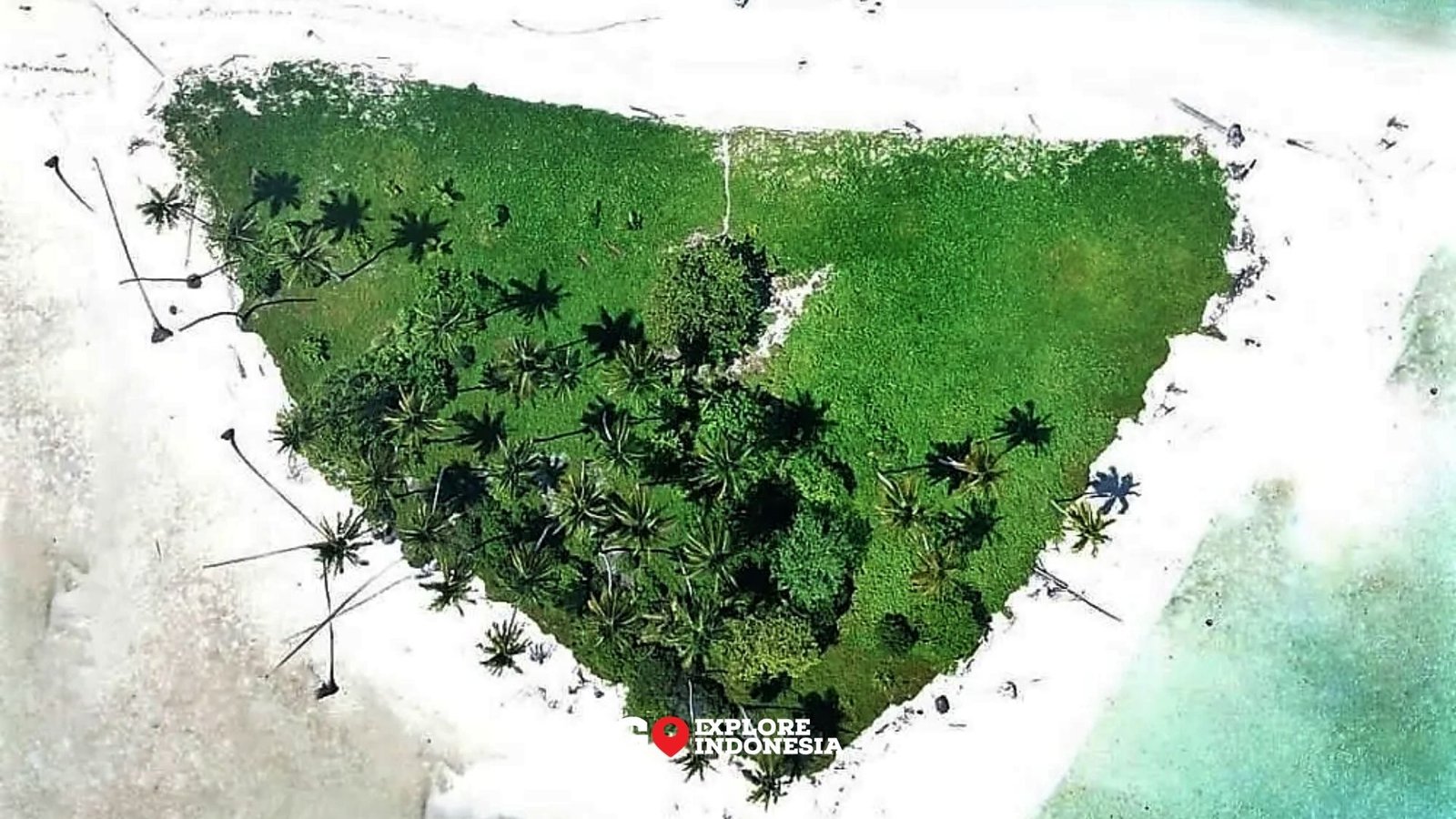 Pemandangan Pulau Manimbora dari kejauhan yang menyerupai pulau Spongebob Squarepants