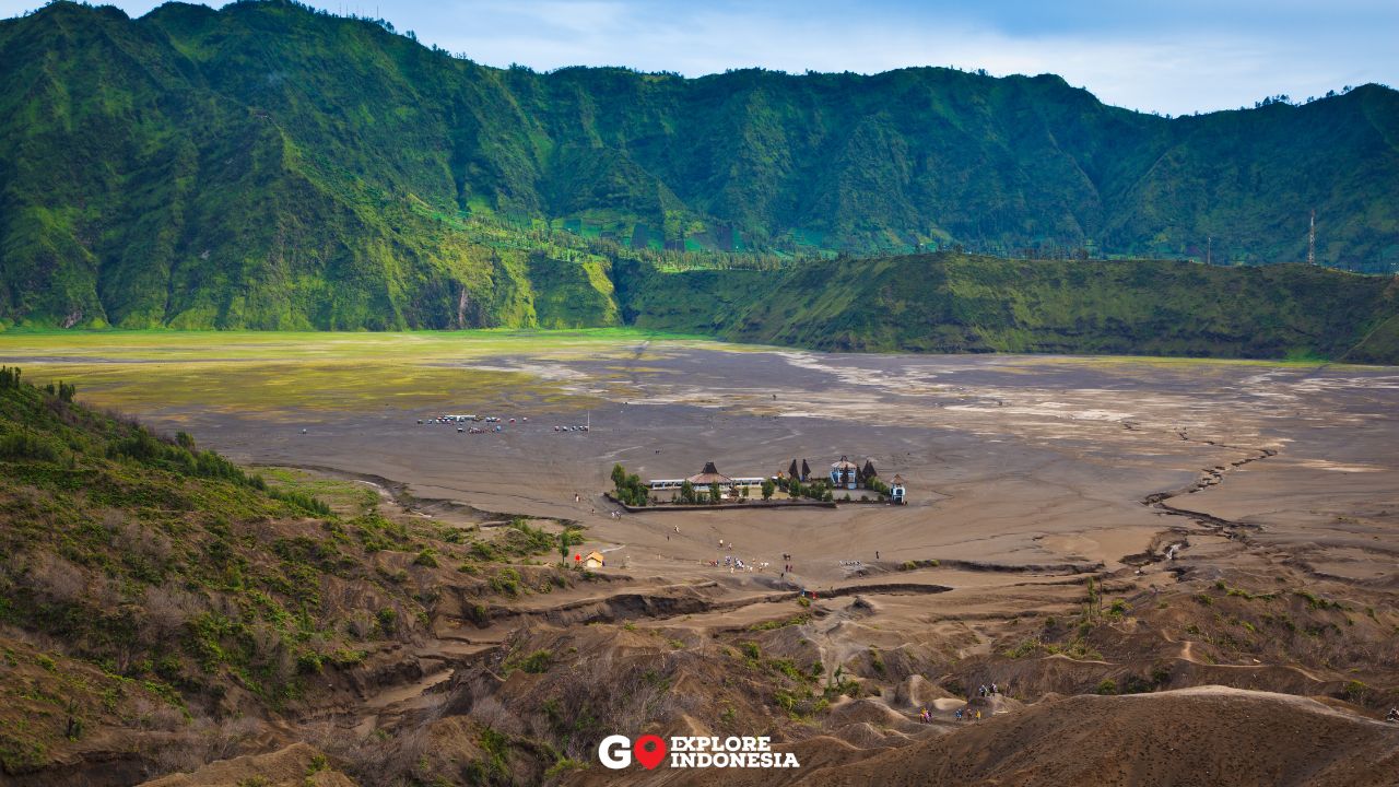 Pura Luhur Poten berdiri megah di tengah lautan pasir Gunung Bromo.