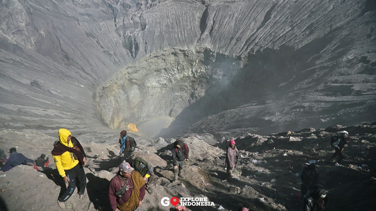 Praktik menangkap sesaji ini telah menjadi bagian dari dinamika Upacara Kasada modern di Bromo