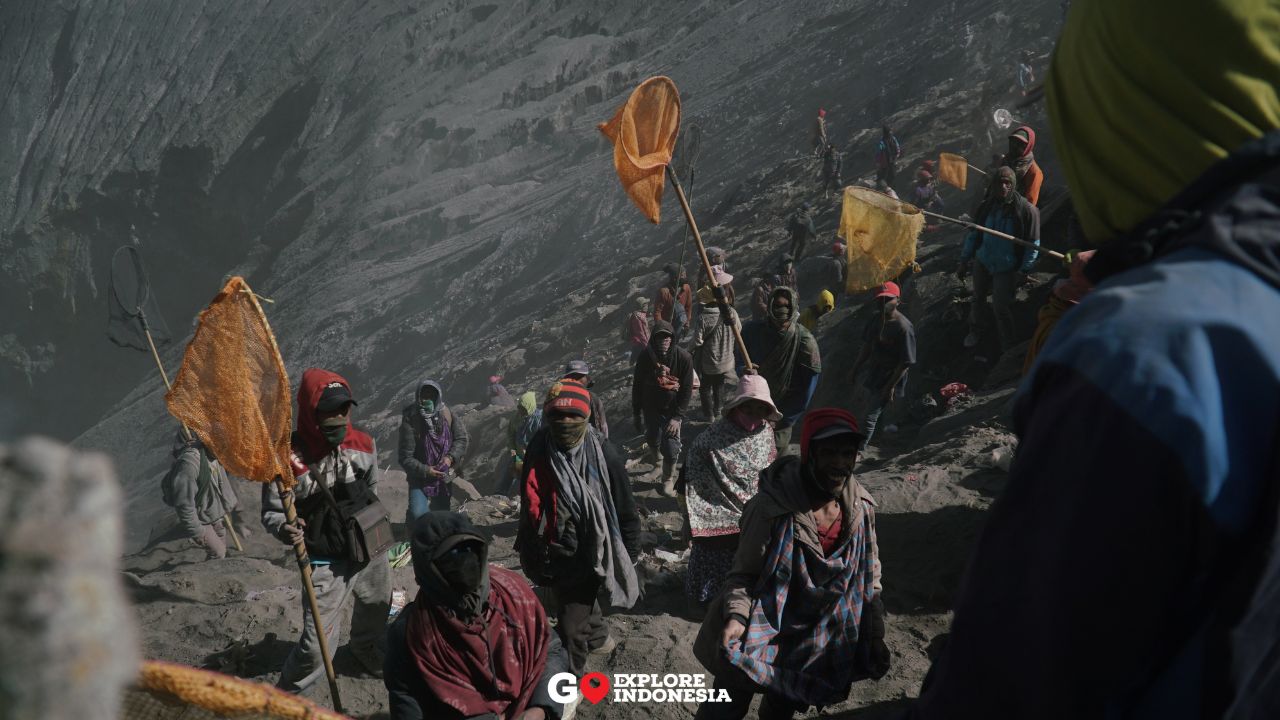 Masyarakat Tengger Menangkap Sesaji di bibir Kawah Gunung Bromo di Ritual Yadnya Kasada